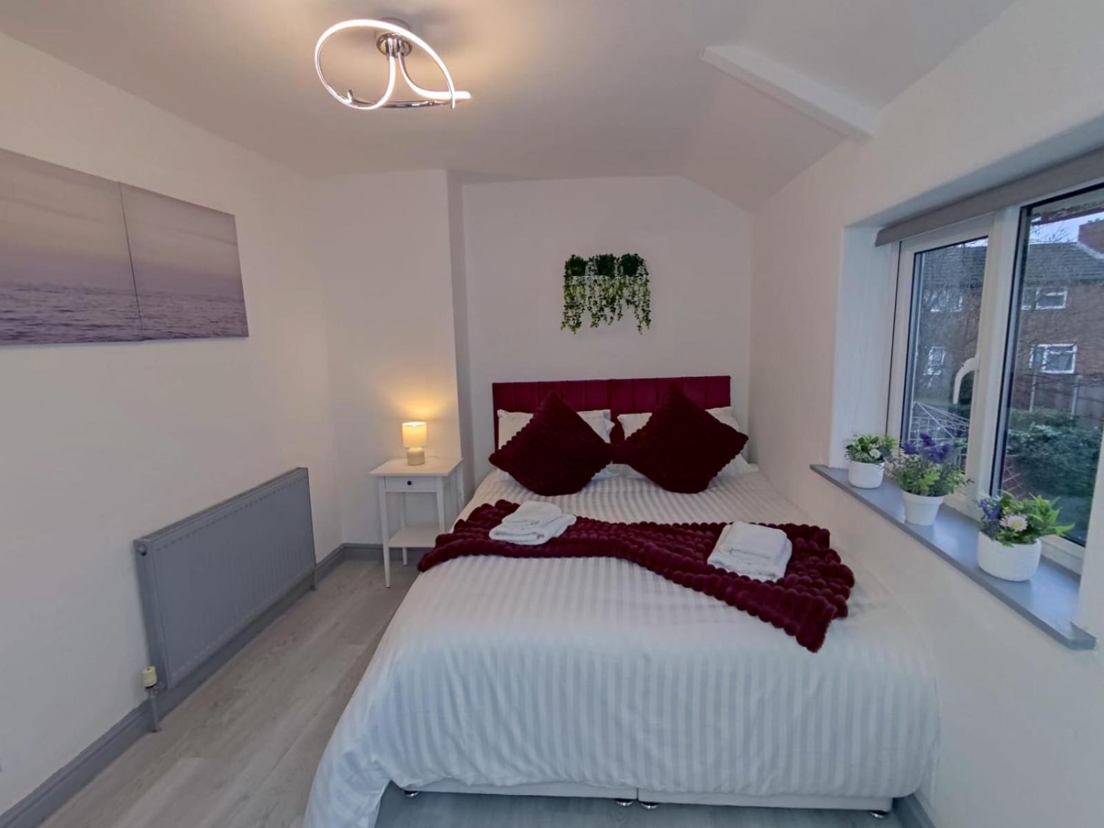 Comfortable 3 Bedrooms Leeds Beach House - Ideal For Family And Contractors - Free Parking For 2 Cars Bagian luar foto