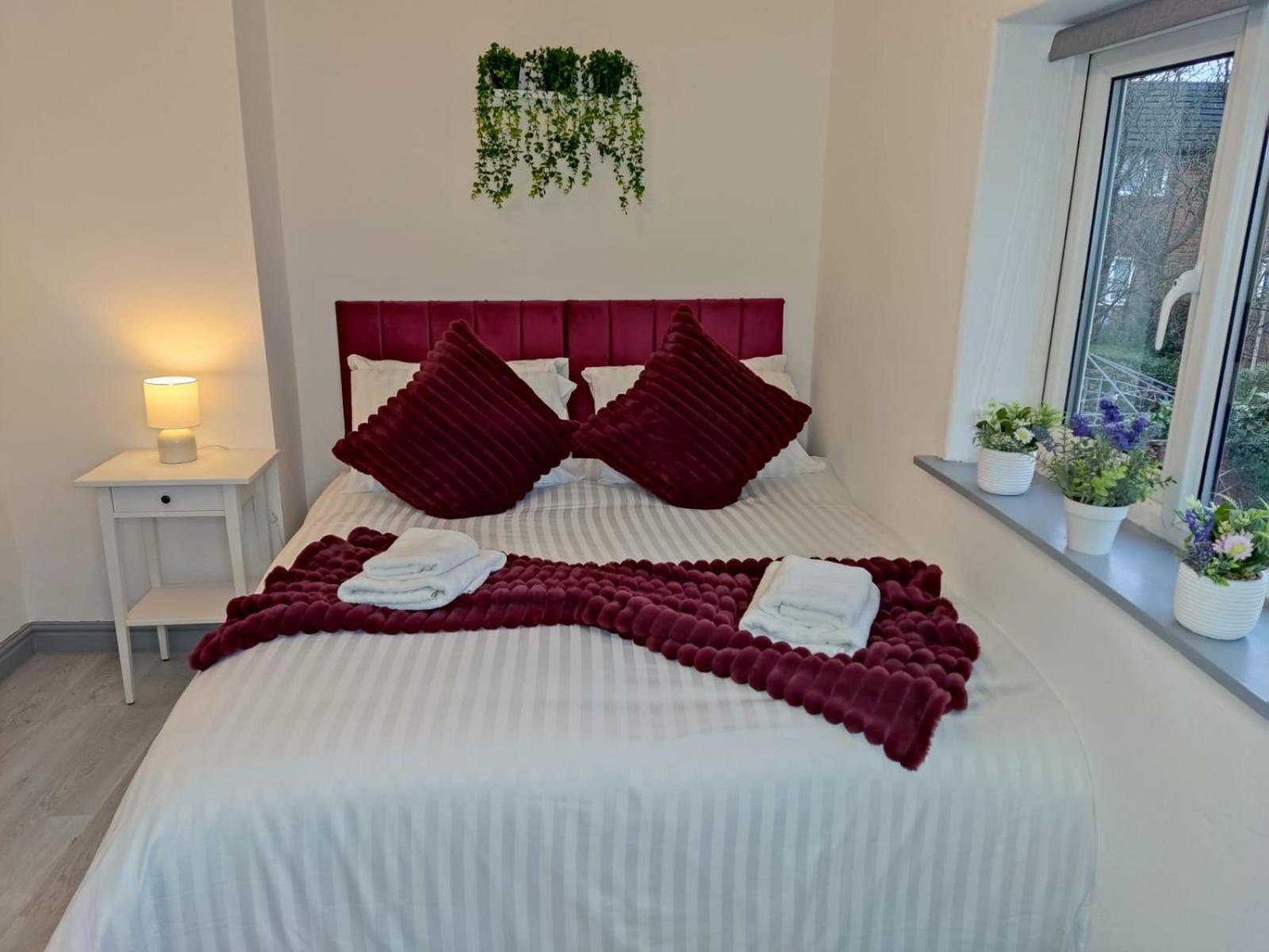 Comfortable 3 Bedrooms Leeds Beach House - Ideal For Family And Contractors - Free Parking For 2 Cars Bagian luar foto