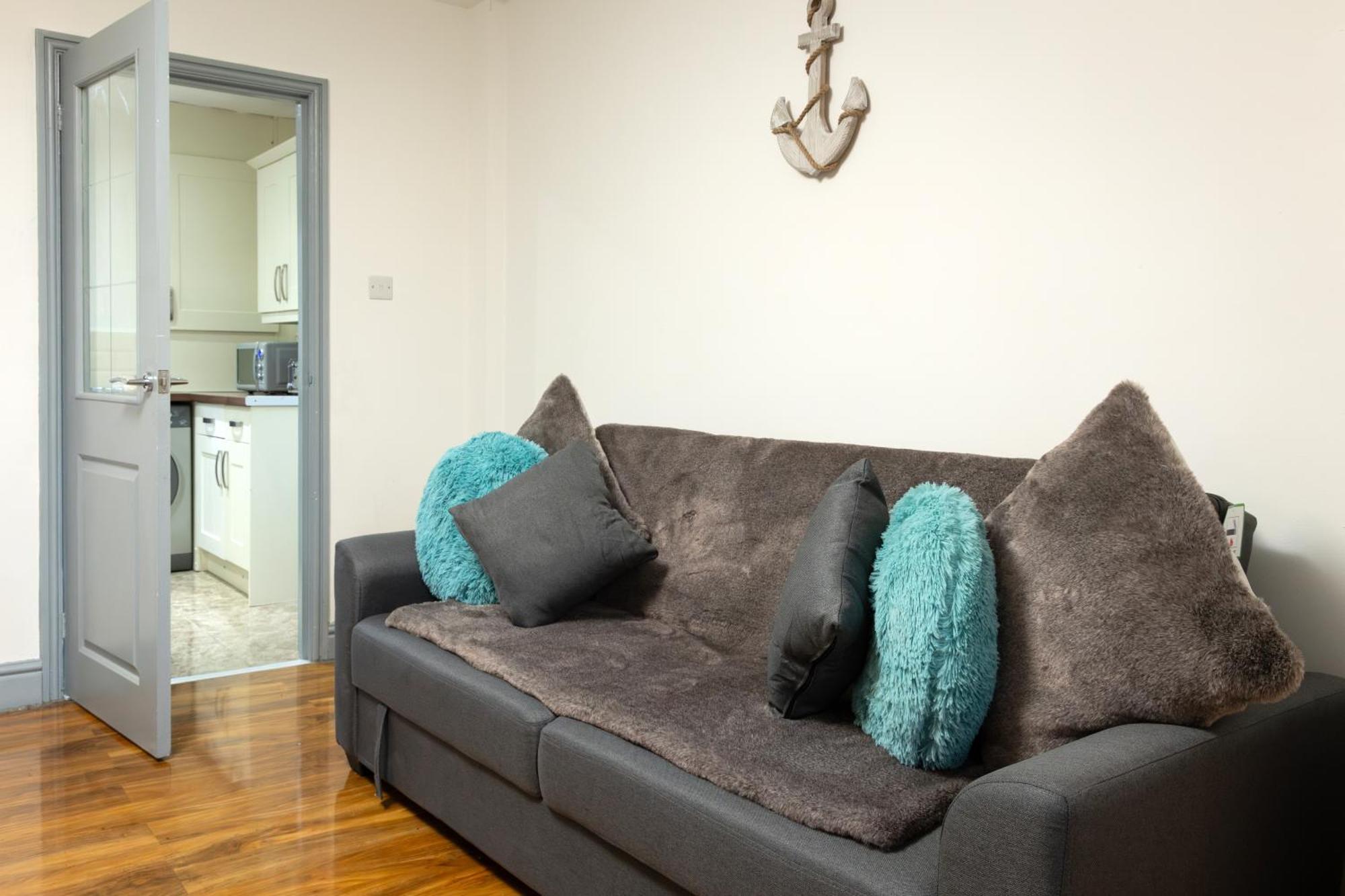 Comfortable 3 Bedrooms Leeds Beach House - Ideal For Family And Contractors - Free Parking For 2 Cars Bagian luar foto
