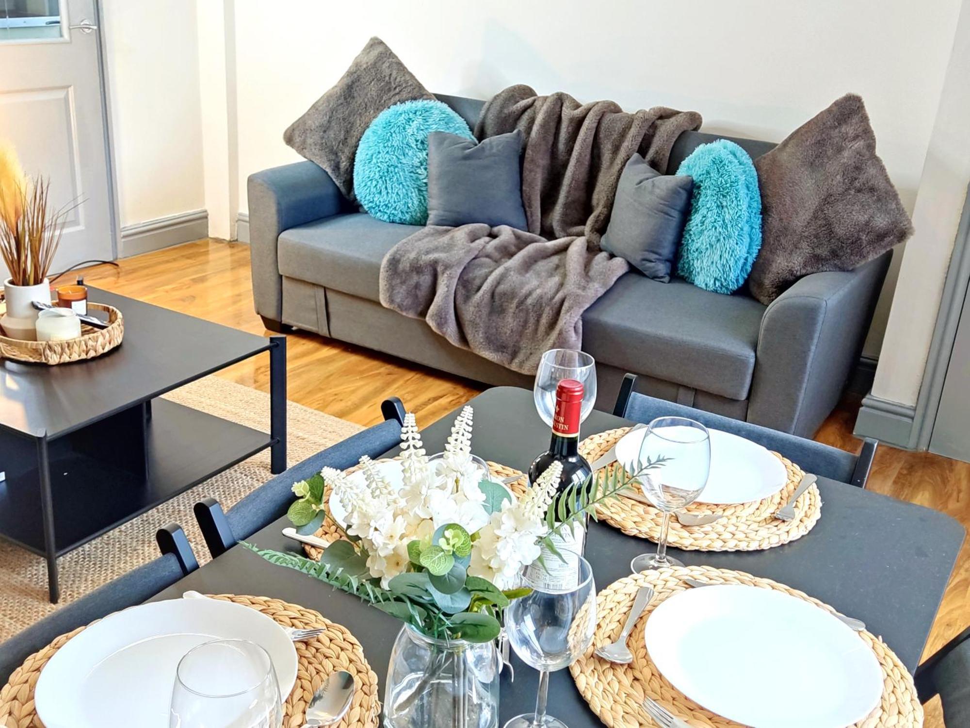 Comfortable 3 Bedrooms Leeds Beach House - Ideal For Family And Contractors - Free Parking For 2 Cars Bagian luar foto