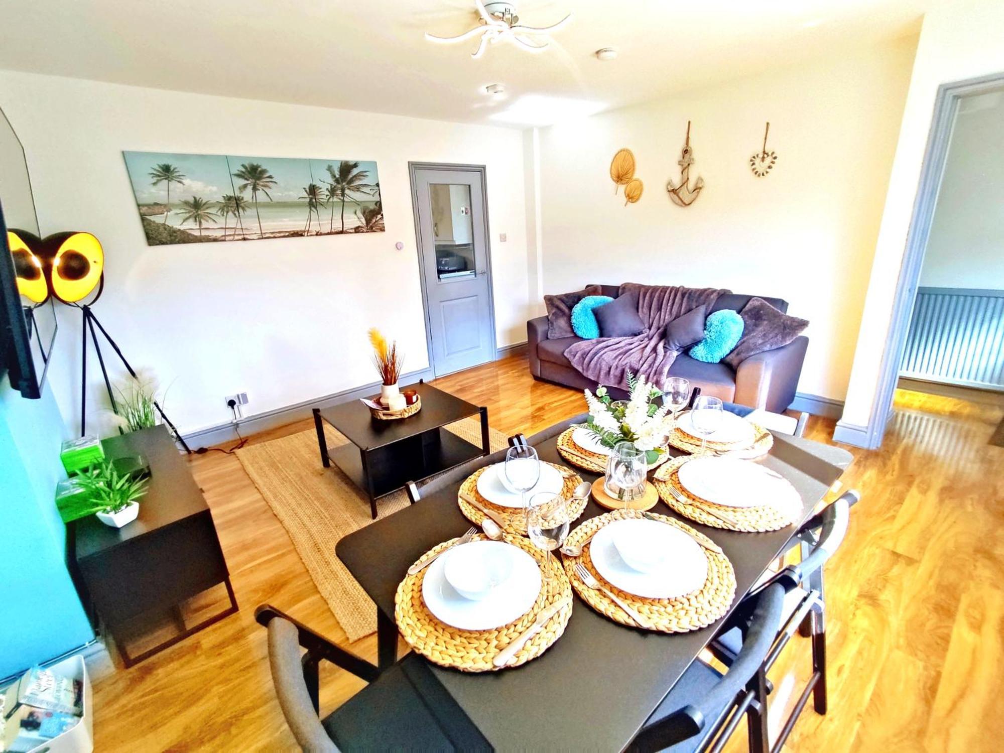 Comfortable 3 Bedrooms Leeds Beach House - Ideal For Family And Contractors - Free Parking For 2 Cars Bagian luar foto