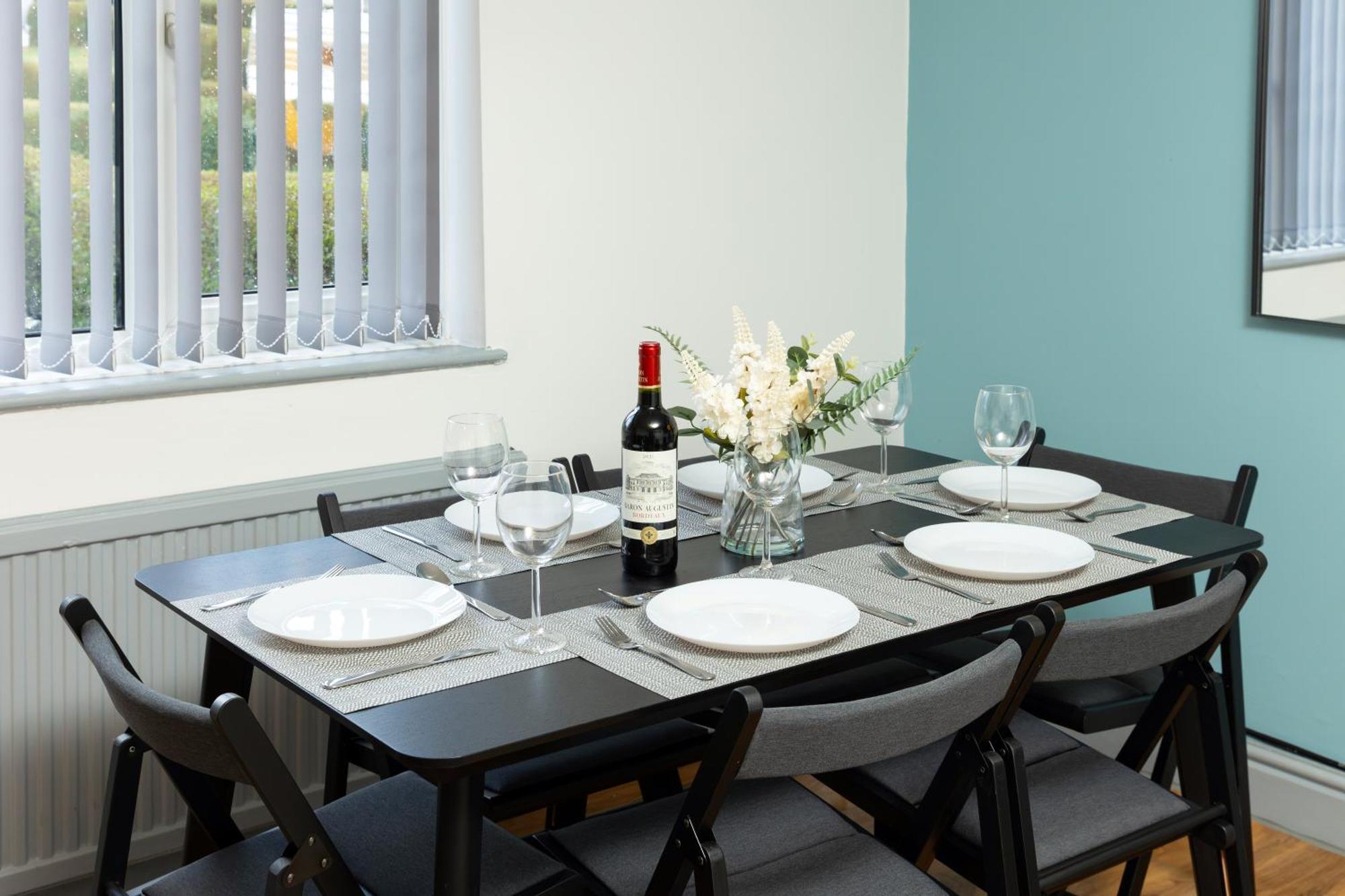 Comfortable 3 Bedrooms Leeds Beach House - Ideal For Family And Contractors - Free Parking For 2 Cars Bagian luar foto