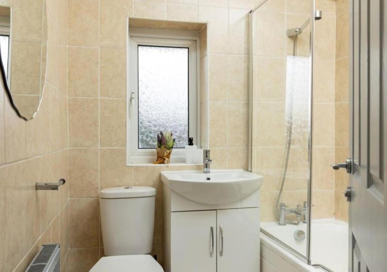 Comfortable 3 Bedrooms Leeds Beach House - Ideal For Family And Contractors - Free Parking For 2 Cars Bagian luar foto