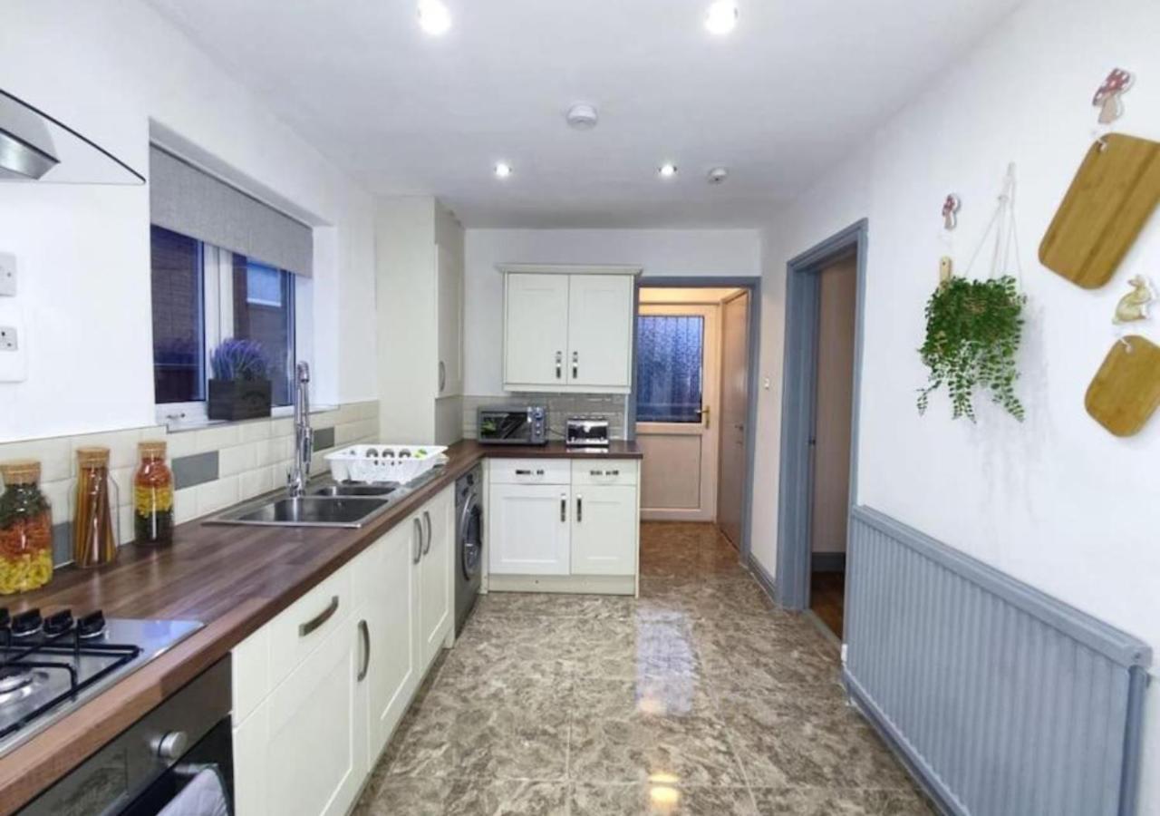 Comfortable 3 Bedrooms Leeds Beach House - Ideal For Family And Contractors - Free Parking For 2 Cars Bagian luar foto