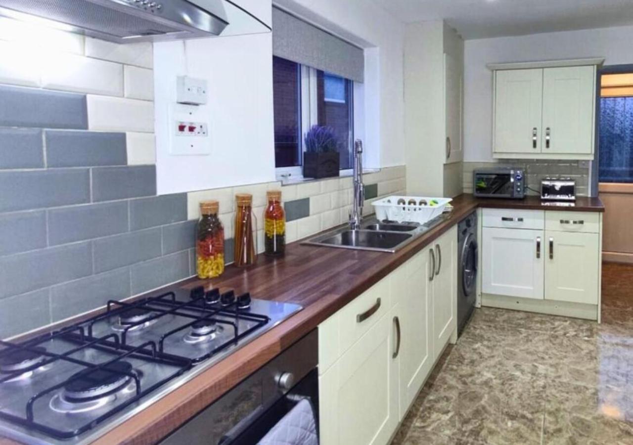 Comfortable 3 Bedrooms Leeds Beach House - Ideal For Family And Contractors - Free Parking For 2 Cars Bagian luar foto